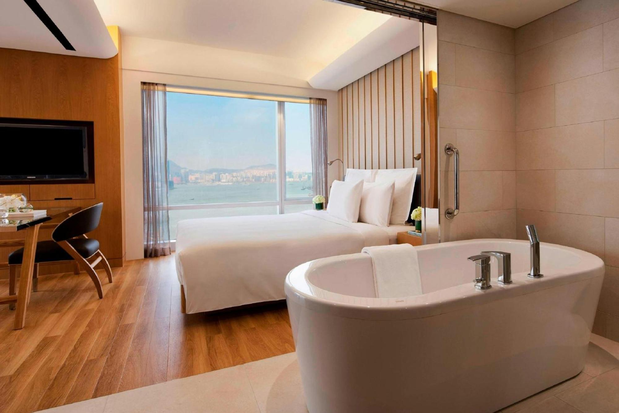 Renaissance Harbour View 5*